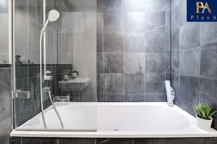 Pluxa Azure Cubic - Azure Cityview, Corporate Stays Welcome Birmingham Exterior foto